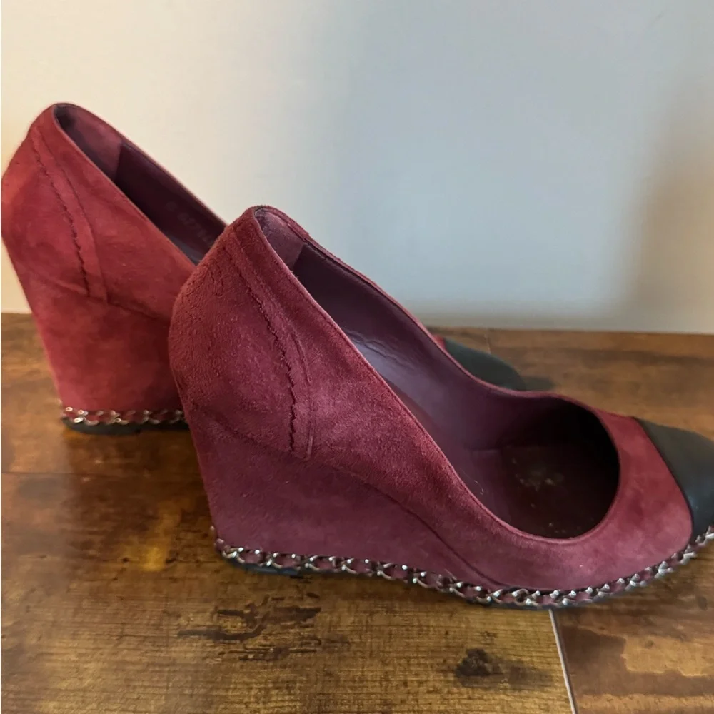 CHANEL Burgundy and Black Suede Cap-Toe Chain-Trim Pumps Size 38 - Picture 6 of 11